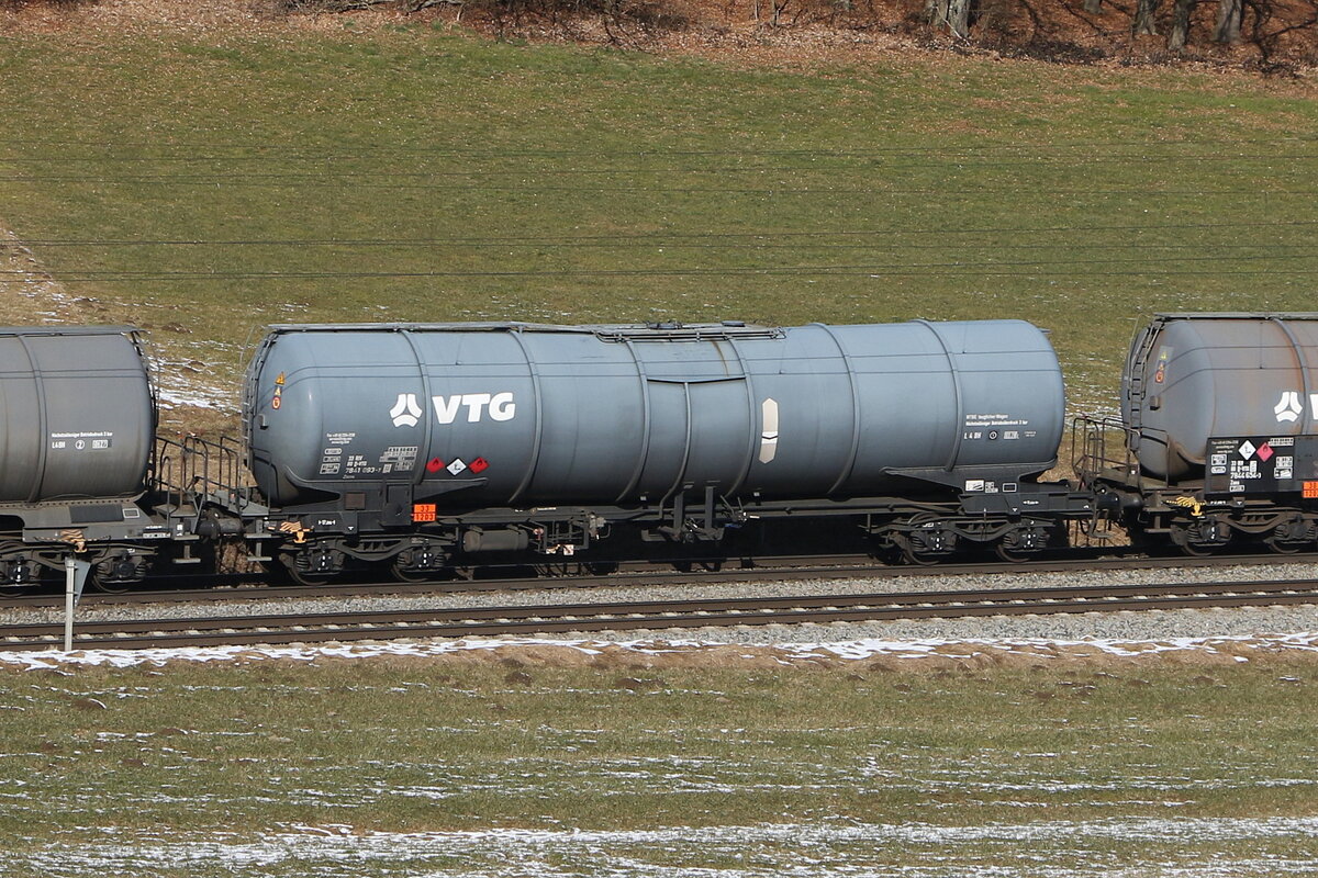 7841 093 (Zacns) von  VTG  am 19. Februar 2025 bei Axdorf.