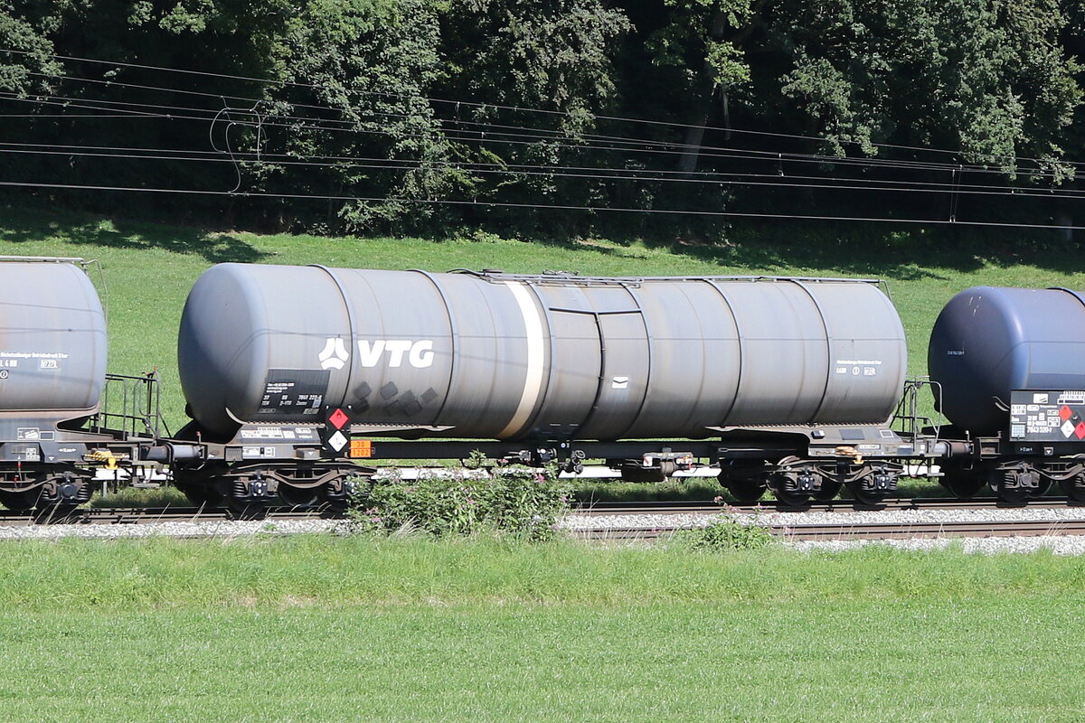 7841 223 (Zacns) von  VTG  am 22. August 2023 bei Axdorf.