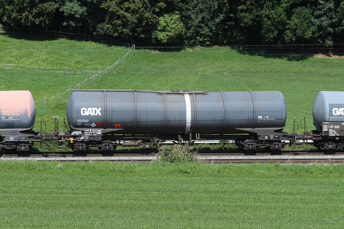 7841 237 (Zacns) von  GATX  am 22. August 2023 bei Axdorf.