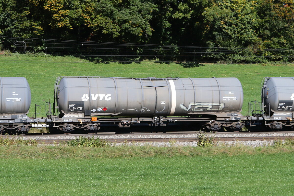 7841 300 (Zacns) von  VTG  am 9. Oktober 2024 bei Axdorf.