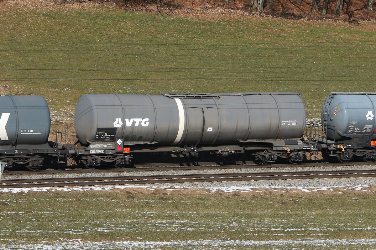 7841 374 (Zacns) von  VTG  am 19. Februar 2025 bei Axdorf.