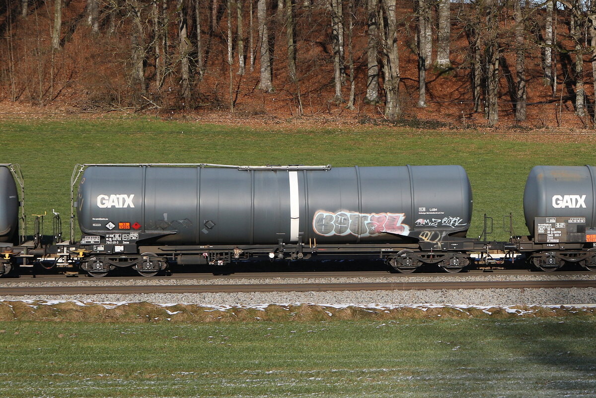 7841 411 (Zacns) von  GATX  am 27. Dezember 2024 bei Axdorf.