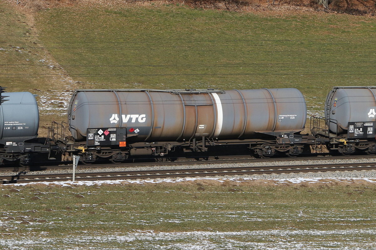 7844 654 (Zacns) von  VTG  am 19. Februar 2025 bei Axdorf.