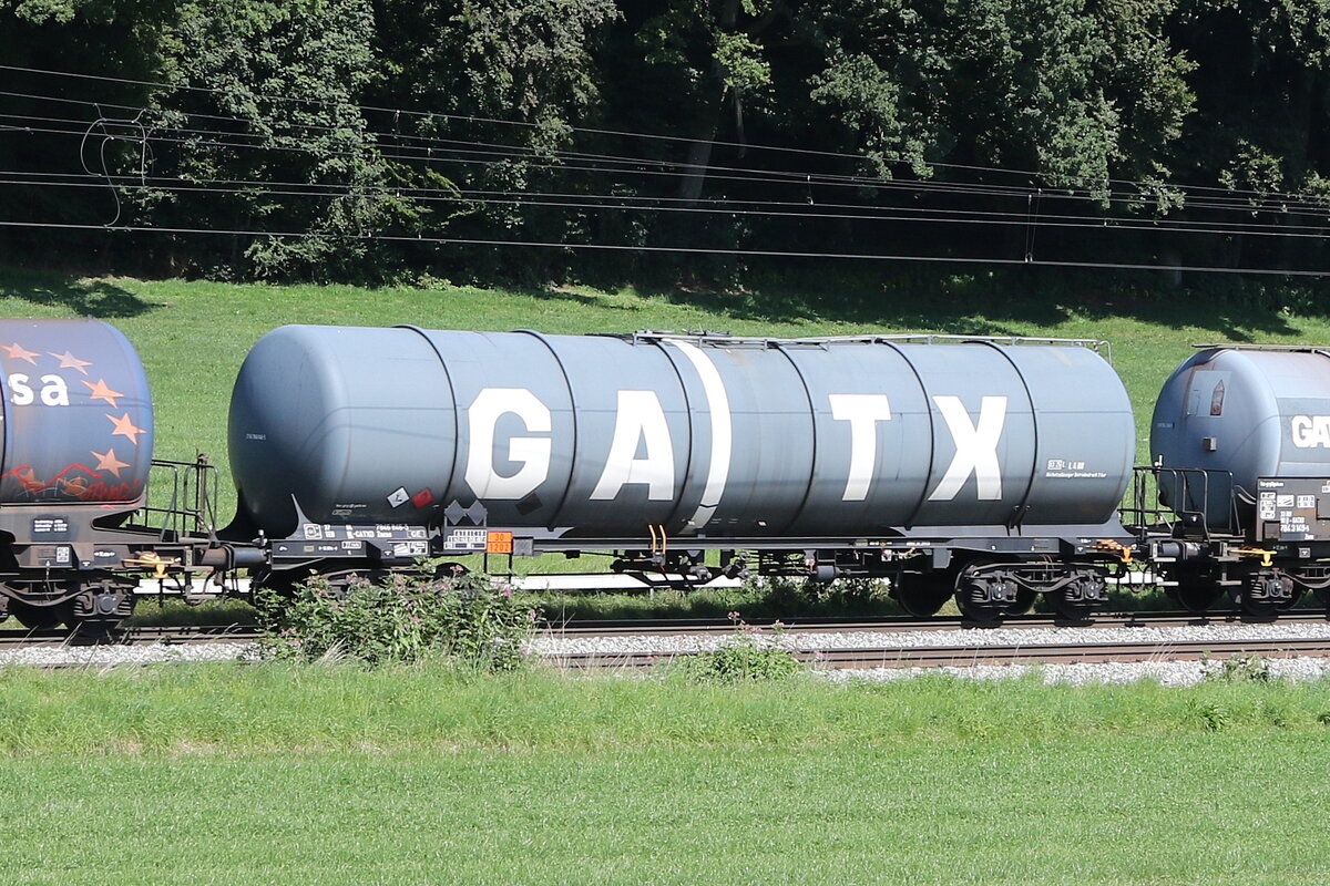 7846 676 (Zacns) von  GATX  am 22. August 2023 bei Axdorf.
