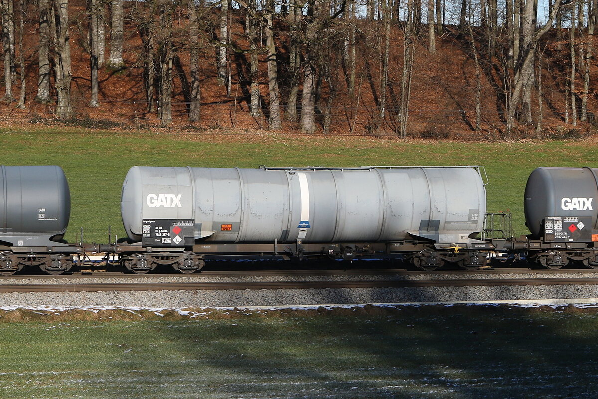 7848 357 (Zans) von  GATX  am 27. Dezember 2024 bei Axdorf.