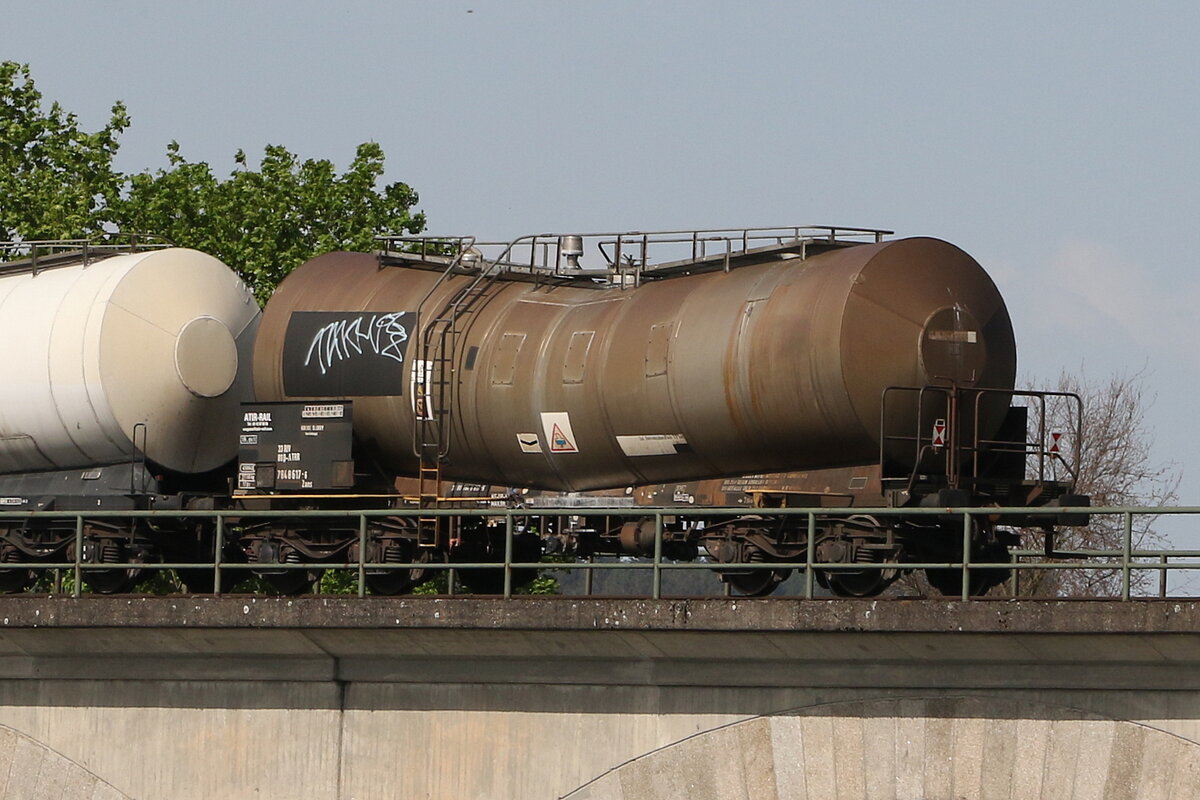 7848 617 (Zans) von  ATIR-RAIL  am 30. April 2024 bei Regenstauf.