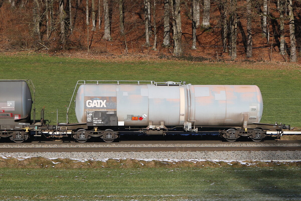 7860 592 (Zas) von  GATX  am 27. Dezember 2024 bei Axdorf.