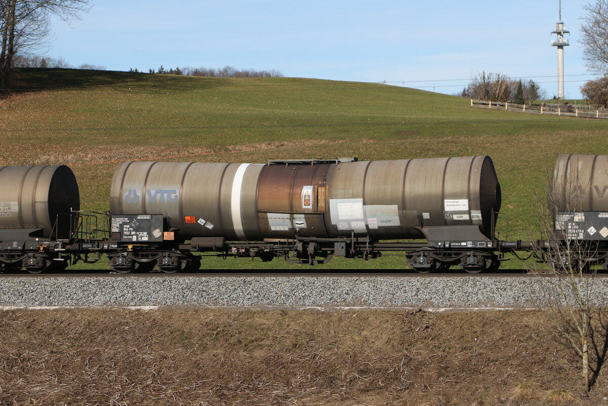 7933 389 (Zacens) von  VTG  am 26. Februar 2026 bei Axdorf.
