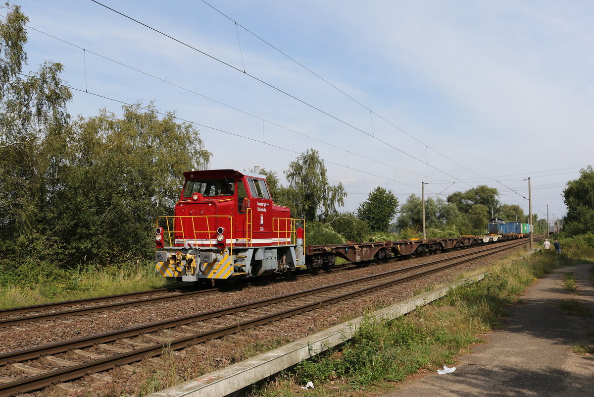 Diesel-Rangierlok  226 der Hamburger Hafenbahn  und 212 314 der  EGP  am 30. August 2019 bei Hamburg-Moorburg.