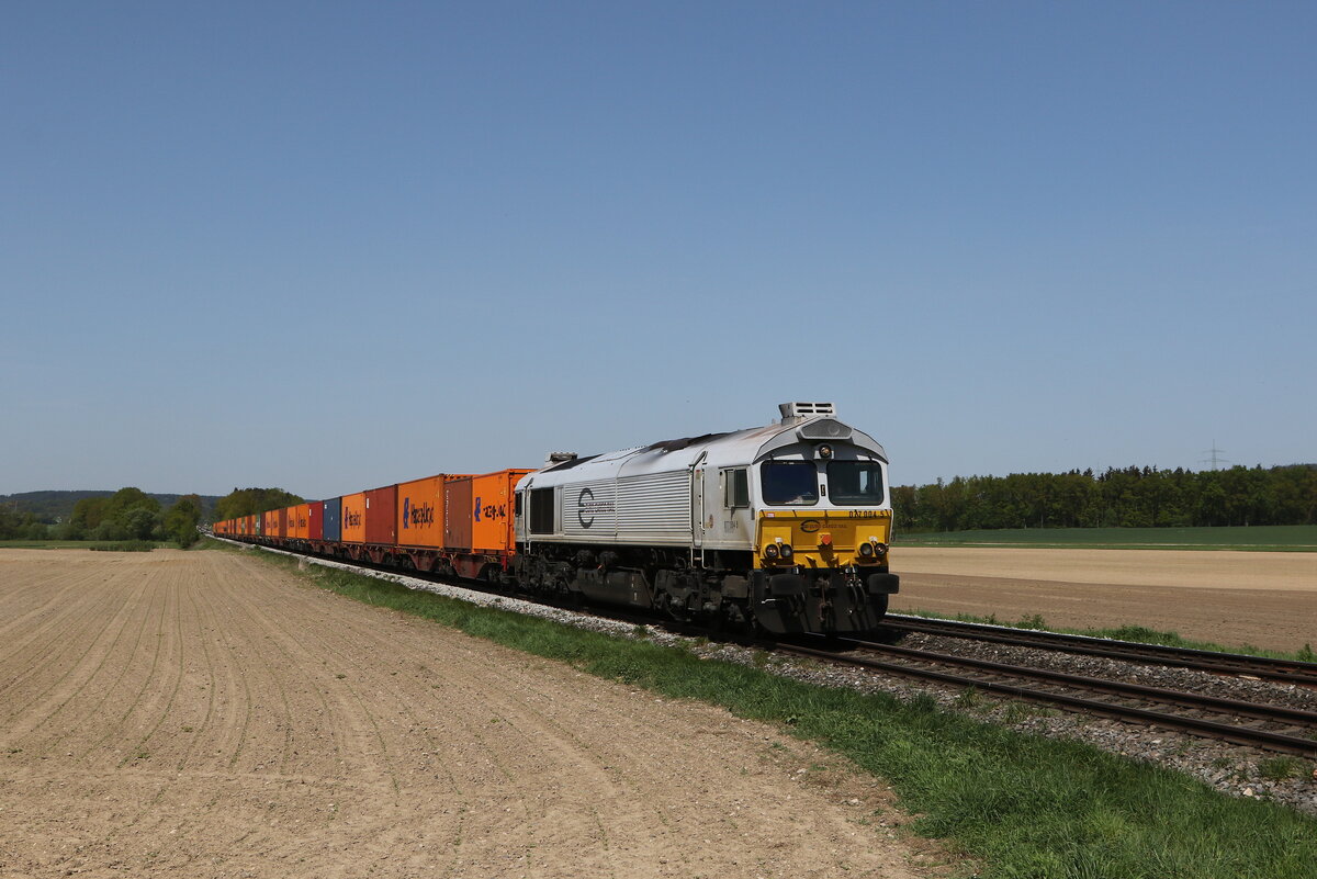 ECR 077 004 war am 30. April 2024 mit einem Containerzug bei Unteracker in Richtung Regensburg unterwegs.