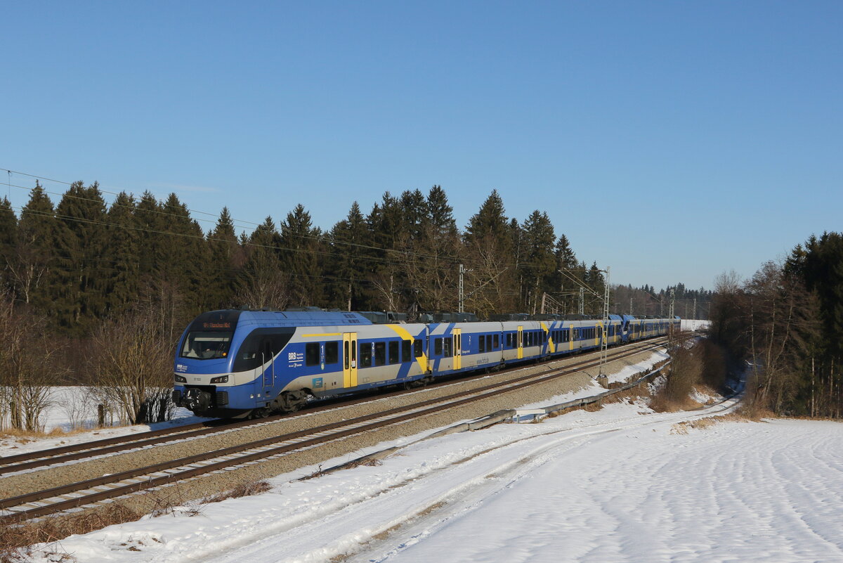 ET 322 auf dem Weg nach Mnchen, aufgenommen am 26. Januar 2022 bei Grabensttt im Chiemgau.