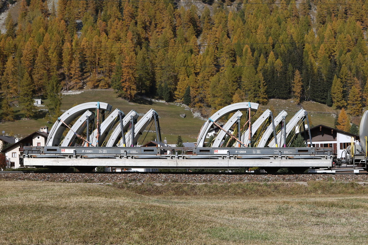 Flachwagen mit Bauelementen am 21. Oktober 2020 bei Bever.