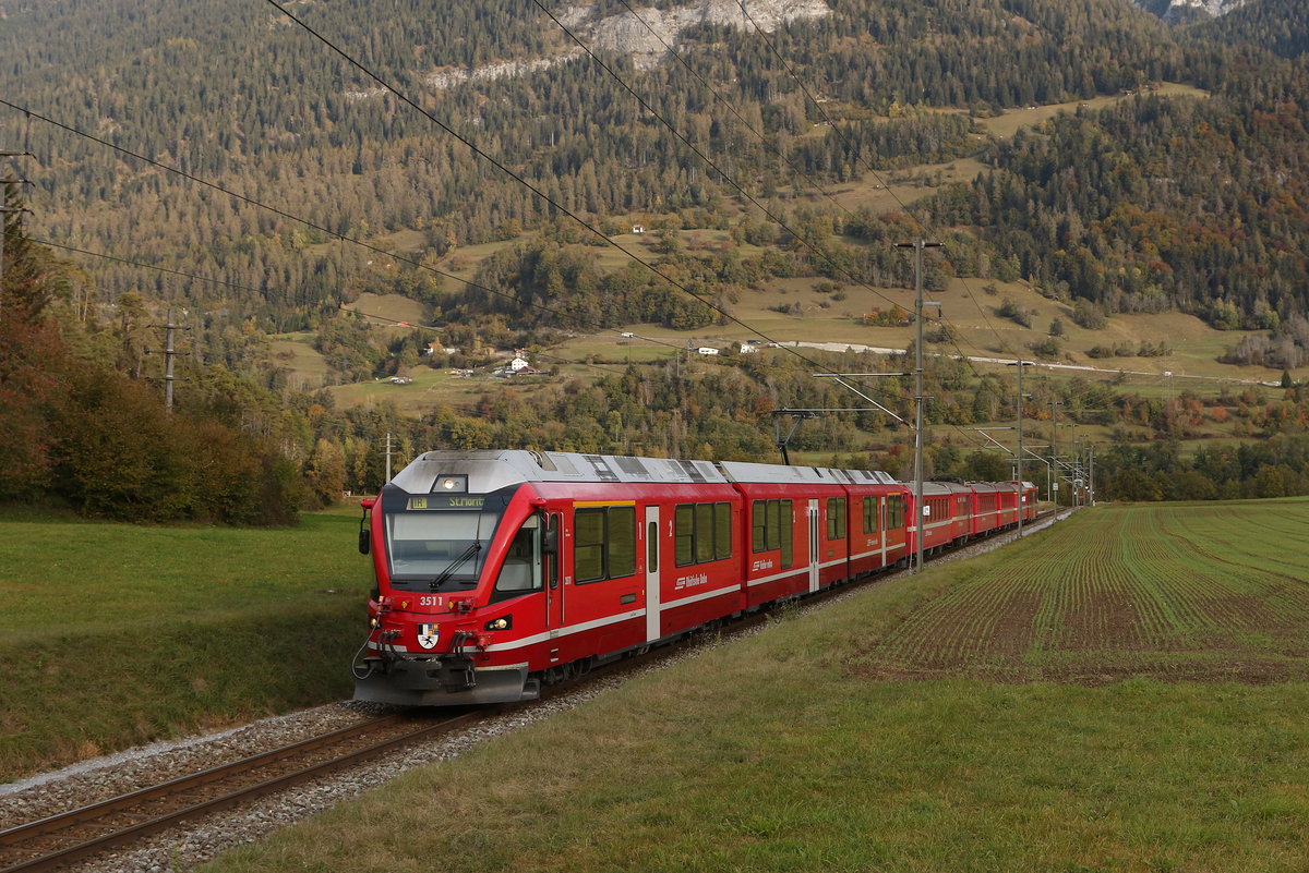 RhB ABe 4/16 3511  Capricorn  mit dem Fahrtziel St. Moritz am 20. Oktober 2020 bei Bonaduz.