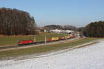 1016 021 mit einem 'Containerzug' aus Salzburg kommend am 19. Februar 2025 bei Axdorf im Chiemgau.