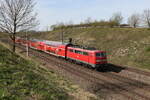 111 076 war am 6. April 2024 bei Vierkirchen schiebend auf dem Weg nach Mnchen.