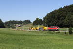 111 094 unterwegs mit einem kurzen Bauzug in Richtung Freilassing.