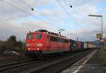 151 108-8 durchfhrt am 21. Februar 2014 mit einem Containerzug von Wrzburg kommend den Bahnhof von Thngersheim.