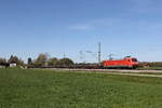 152 077 war am 23. April 2026 mit einem Stahlzug bei �bersee am Chiemsee auf dem Weg nach Freilassing.