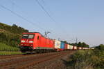 185 195 mit einem Containerzug aus Wrzburg kommend am 23. Juli 021 bei Himmelstadt.