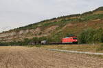 185 353 mit einem gemischten Gterzug aus Gemnden kommend am 5. August 2022 bei Thngersheim im Maintal.