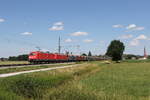 185 305 und 185 347 mit einem  Erzzug  aus Salzburg kommend am 11. Juli 2026 bei �bersee am Chiemsee.