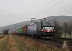 193 852 mit einem Containerzug am Haken am 20. Februar 2014 bei Thngersheim.
