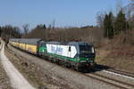 193 229 der  Rurtalbahn  mit einem Autozug aus Mnchen kommend am 25. Mrz 2022 bei Grabensttt im Chiemgau.