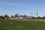 6193 195 von  RAILPOOL  mit einem  Interkombi-KLV  aus M�nchen kommend am 23. April 2026 bei �bersee am Chiemsee.