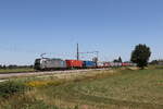 6193 124 von 'Railpool' war mit einem Containerzug am 14. August 2026 bei �bersee in Richtung M�nchen unterwegs.