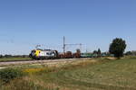 6193 591 von 'Loco Train' mit einem Leerholzzug aus Salzburg kommend am 14. August 2026 bei �bersee am Chiemsee.