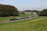 6193 862 von 'BEACON' mit einem Autozug aus Salzburg kommend am 29. September 2026 bei Axdorf im Chiemgau.