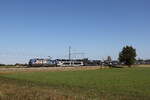 6193 565 von 'RTB Cargo' mit einem Autozug aus Salzburg kommend am 7. Oktober 2026 bei �bersee am Chiemsee.