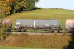 7843 327 (Zans) von  GATX  am 12. Oktober 2024 bei Axdorf.