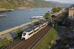463 802 von  TRANS REGIO  bei der Ausfahrt aus Oberwesel in Richtung Koblenz am 3. Mai 2022.