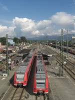 425 047-8 und 426 528-6 nebeneinander im Bahnhof von Rosenheim.
