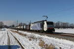 lokomotion-9/764547/189-907-war-mit-einem-klv 189 907 war mit einem 'KLV' aus Mnchen kommend in Richtung Salzburg unterwegs. Aufgenommen am 24. Januar 2022 bei bersee am Chiemsee.