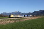 189 902 und 6193 146 von 'LOKOMOTION' aus Salzburg kommend am 8. April 2026 bei Bernau am Chiemsee.