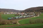 193 252 war mit einem Autozug am 5. April 2024 bei Breitenfurt im Altmhltal in Richtung Treuchtlingen unterwegs.