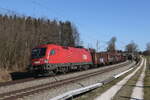 1016 008 mit einem gemischten Gterzug aus Salzburg kommend am 9. Februar 2023 bei Sossau im Chiemgau.