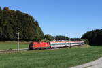 1016 035 mit einem  EC  aus Salzburg kommend am 21. Oktober 2023 bei Axdorf im Chiemgau.