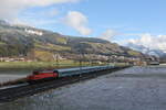 1020 018 war am 18. November 2025 bei Kirchberg in Tirol in Richtung Wrgl unterwegs.