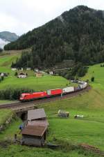 1116 032-2 ist mit einem Containerzug in Richtung Brenner unterwegs.