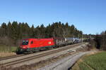 1116 102 war mit einem gemischten Gterzug am 31. Dezember 2021 bei Grabensttt im Chiemgau in Richtung Mnchen unterwegs.