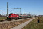 1116 252 zog am 5. Februar 2022 bei bersee am Chiemsee den  EC 112  nach Mnchen.