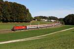 1116 044 mit einem  EC  aus Salzburg kommend am 21. Oktober 2023 bei Axdorf im Chiemgau.
