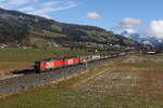 1293 033 und 1293 191 waren mit einem gemischten Gterzug am 18. November 2025 bei Kirchberg in Tirol auf dem Weg nach Hall.