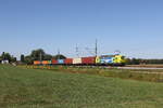 6193 587 von 'WLC' mit einem Containerzug aus M�nchen kommend am 13. August 2026 bei �bersee am Chiemsee.