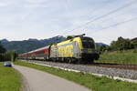 br-xx16-werbeloks/854531/1116-153-oeamtc-mit-einem-railjet 1116 153 'AMTC' mit einem 'Railjet' aus Salzburg kommend am 15. Mai 024 bei Weisham.