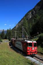 Ge 4/4 II - 618  Edelwei-Lok  ist am 18. August 2014 auf der Albula-Strecke zwischen Bergn und Preda unterwegs.