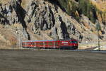 RhB Ge 4/4 647 war am 26. Oktober 2021 kurz vor  Celerina  in Richtung  St. Moritz  unterwegs.